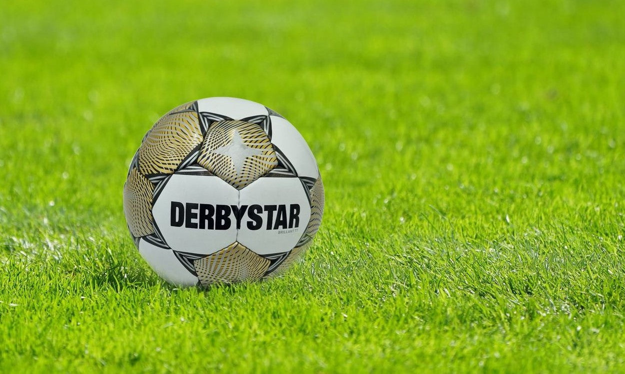 Derbystar Brillant APS v24 in gold weiß - Matchball Fifa Qualität